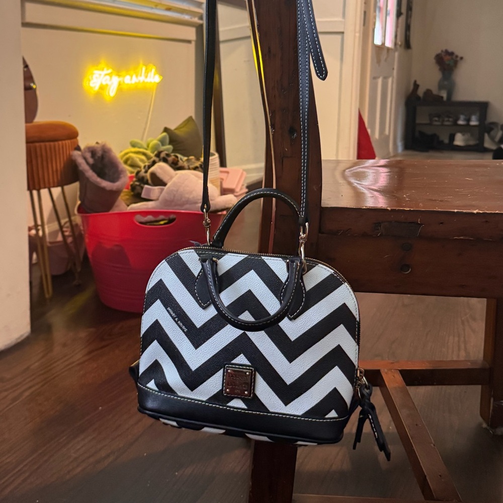 DOONEY & BOURKE Black/White Chevron Ruby Crossbody Bag - Picture 2 of 6